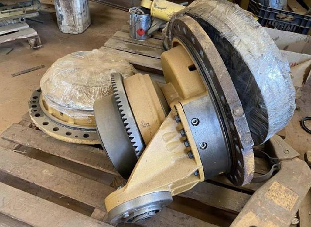IFFERENTIAL AND COMPLETE BRAKE CATERPILLAR D8R TRACKER TRACTOR Ababil Marine