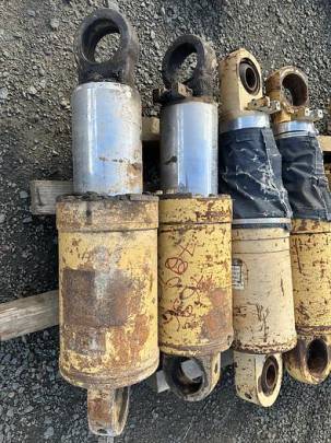 Caterpillar rear suspension   